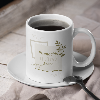 Caneca branca com texto verde e café quente em pires branco
