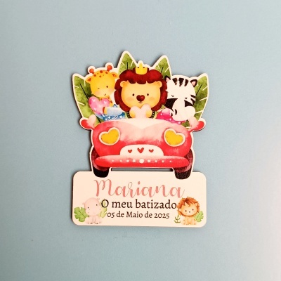 Convite de batizado com ilustração de animais num carro cor-de-rosa e texto em português.
