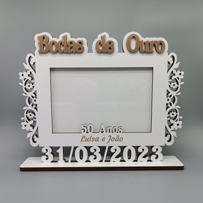 Moldura decorativa branca com texto Bodas de Ouro e data 31/03/2023