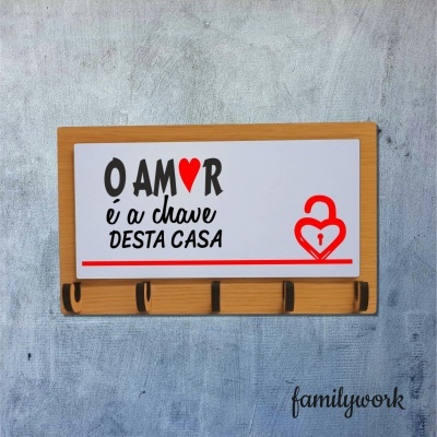 Porta-chaves em madeira com placa branca com texto sobre o amor e cadeado vermelho em forma de coração