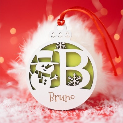 Ornamento de Natal branco com boneco de neve e nome Bruno pendurado por cordão vermelho