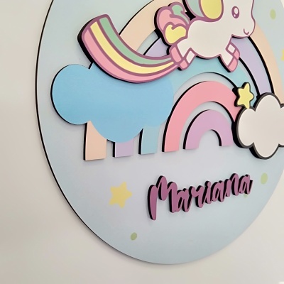 Placa decorativa de unicórnio e arco-íris multicolor com nome Mariana