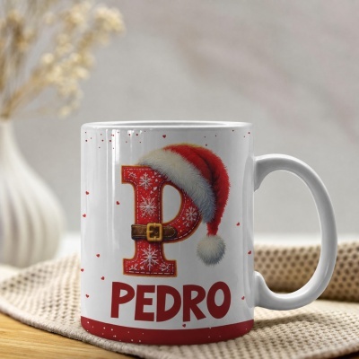 Caneca branca com letra P decorada e nome PEDRO em vermelho, tema Natal