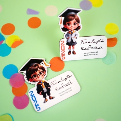 Cartões de convite para finalistas com personagens infantis e texto sobre fundo verde com confetes coloridos