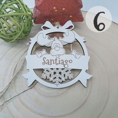 Ornamento decorativo branco em madeira com desenho de rena e floco de neve e texto Santiago