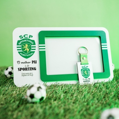 Porta-chaves e moldura de fotografia SCP Sporting Portugal em cartão verde e branco sobre relva artificial.