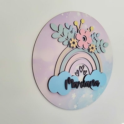 Placa decorativa redonda com arco-íris e flores coloridas e texto Mariana