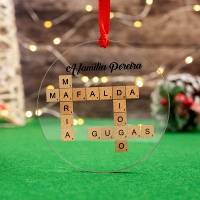 Ornamento circular com peças de Scrabble e texto A família Pereira