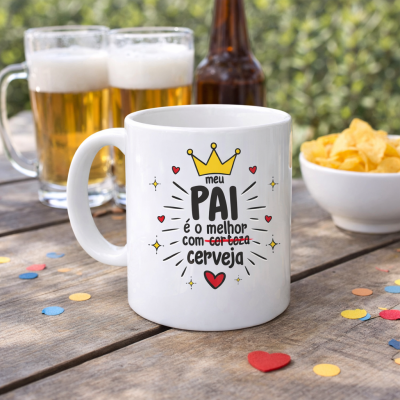 Caneca branca com frase em português e decoração colorida colocada numa mesa de madeira com canecas de cerveja e batatas fritas ao fundo