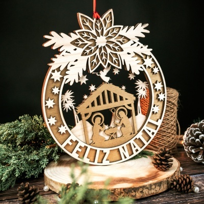 Enfeite natalício em madeira recortada com presépio e inscrição FELIZ NATAL