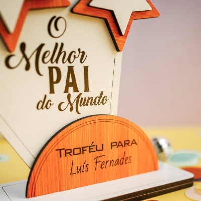 troféu em madeira com texto O Melhor PAI do Mundo e dedicaçao TROFÉU PARA Luís Fernandes