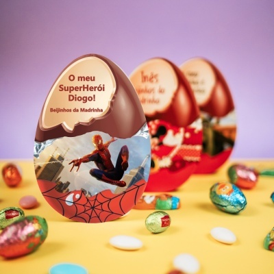 Ovo de chocolate com imagem do Homem-Aranha e texto personalizado em embalagem colorida