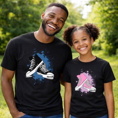 Duas pessoas com t-shirts pretas estampadas com ténis altos, uma com ténis pretos e outra com ténis rosa, ao ar livre com árvores ao fundo.
