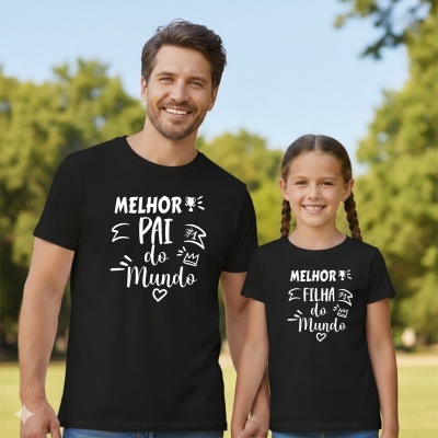 Pai e filha de mãos dadas com t-shirts pretas com texto branco relacionado a pai e filha