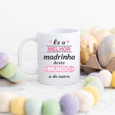 Caneca branca com texto És a MELHOR madrinha deste MUNDO e do outro e decoração colorida com bolas de feltro e ovos pintados