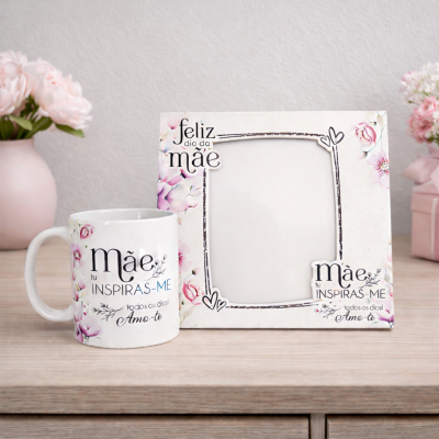 Caneca branca com mensagem em português e moldura decorativa a combinar, em cima de mesa de madeira com flores ao fundo