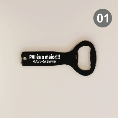 Abridor de garrafas preto com texto personalizado branco e número 01 em círculo cinzento