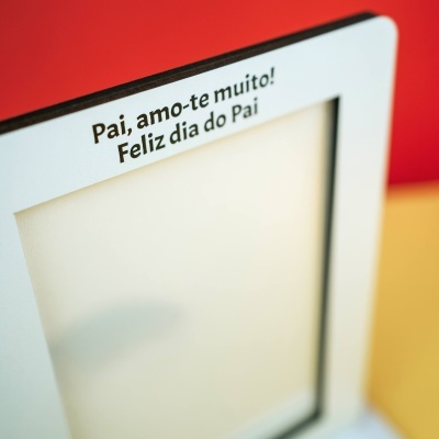 Moldura branca com borda preta e texto Pai, amo-te muito! Feliz dia do Pai