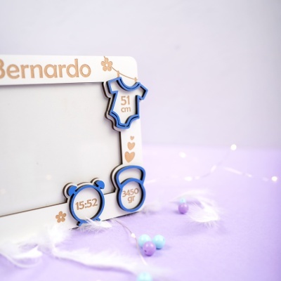 Moldura branca personalizada com nome e decoração azul e branca sobre fundo lilás