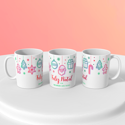 Três canecas brancas com decoração natalícia colorida e texto festivo.
