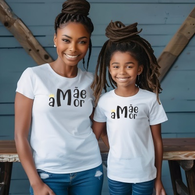 Duas pessoas com t-shirts brancas e texto aMãeor em fundo azul com vigas de madeira