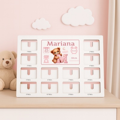 Painel branco com bolsos para lembranças de bebé e ursinho de peluche castanho