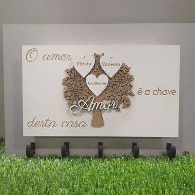 Quadro decorativo com árvore, corações com nomes e texto em português