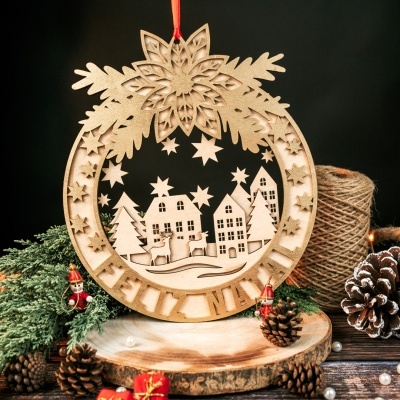 Enfeite de Natal em madeira com recortes de cena natalina e texto Feliz Natal