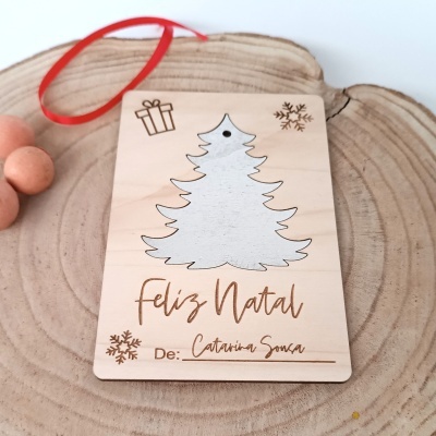 Etiqueta de madeira com design de Natal, árvore branca e texto FELIZ NATAL De: Catarina Sousa