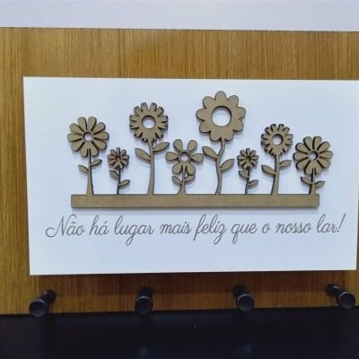 Quadro decorativo com flores de madeira e frase portuguesa em moldura de madeira