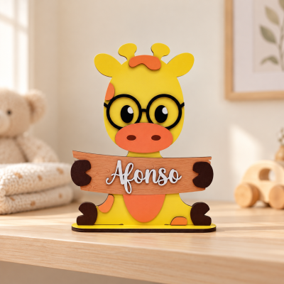 Figura decorativa de girafa amarela com placa Afonso em ambiente infantil