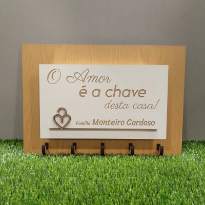 Placa de madeira com mensagem decorativa gravada para casa
