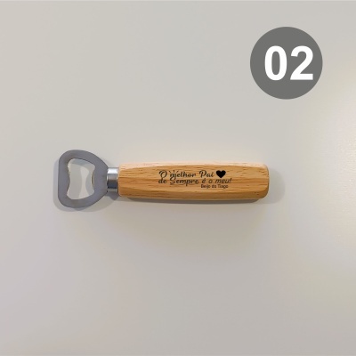 Abridor de garrafas com cabo de madeira e gravação personalizada no cabo em fundo cinzento.