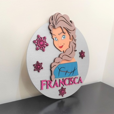 Placa decorativa redonda com personagem de desenho animado e texto FRANCISCA em rosa