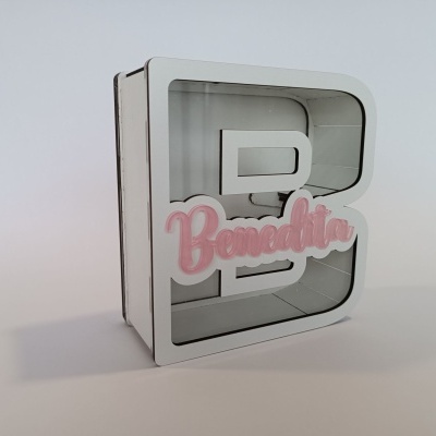 Caixa decorativa branca em forma da letra B com a palavra Benedita cor de rosa.