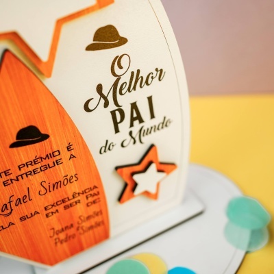 Placa decorativa com texto O Melhor Pai do Mundo e ícone de chapéu e estrela
