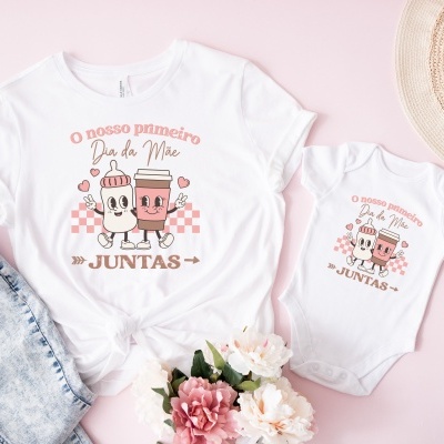 Conjunto de t-shirt adulta e body de bebé branco com estampado e texto sobre Dia da Mãe, fundo rosa, flores, jeans e chapéu de palha