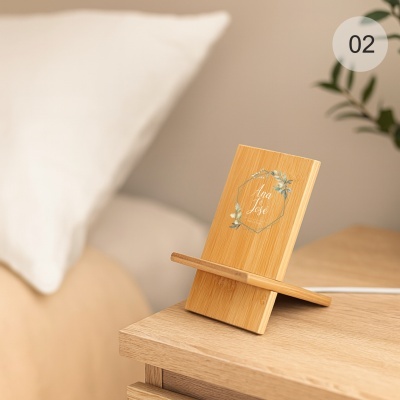 Suporte de madeira para telemóvel/tablet com gravação floral e nomes Ana & José sobre mesa de madeira