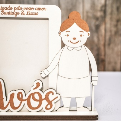 Suporte de madeira para fotografia com figura de idosa e texto de agradecimento