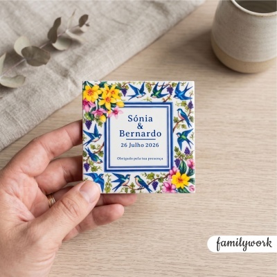 Postal ou convite decorativo com flores e pássaros
