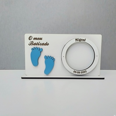 Placa decorativa de batizado branca com pegadas azuis e texto
