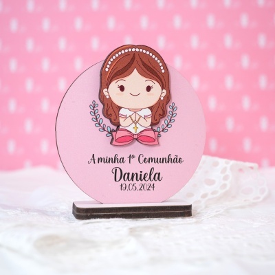 Cartão rosa com ilustração de menina a rezar e texto A minha 1ª Comunhão Daniela 19.05.2024