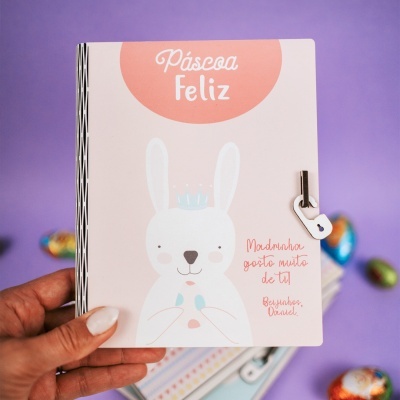 Caderno rosa com coelho e texto de Páscoa Feliz e mensagem pessoal