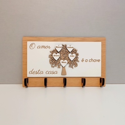 Cabideiro de parede com placa decorativa com árvore e corações gravados