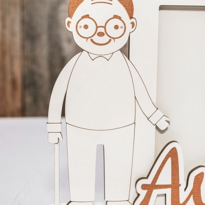 Porta-retrato de madeira com desenho de avô e texto parcial