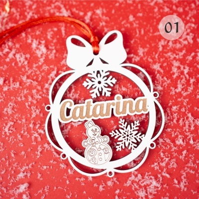 Enfeite de Natal branco com nome Catarina e decoração de flocos de neve e boneco de neve