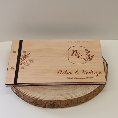 Livro de madeira personalizado para casamento com gravações a laser e base de madeira natural