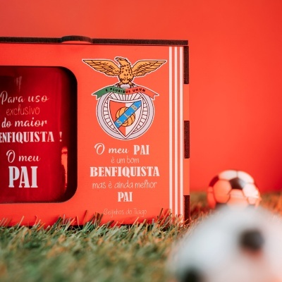 Caixa vermelha com escudo do S.L.B. e texto em branco sobre pai benfiquista