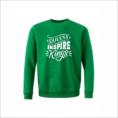 Sweatshirt verde com texto branco QUEENS INSPIRE KINGS