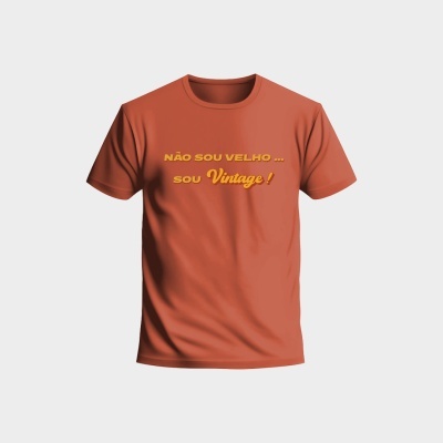T-shirt laranja com frase amarela alaranjada